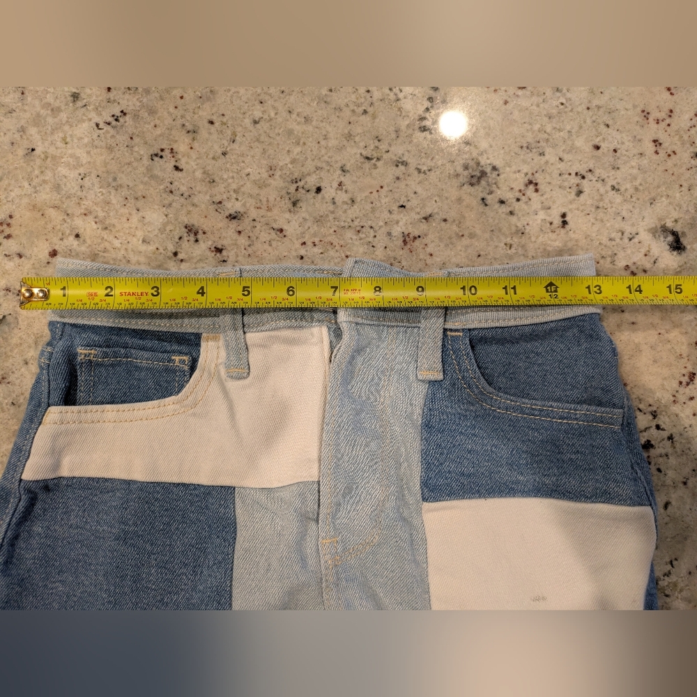 Hollister Ultra High-Rise Mom patchwork denim shorts with a button fly and fraye - Picture 5 of 9